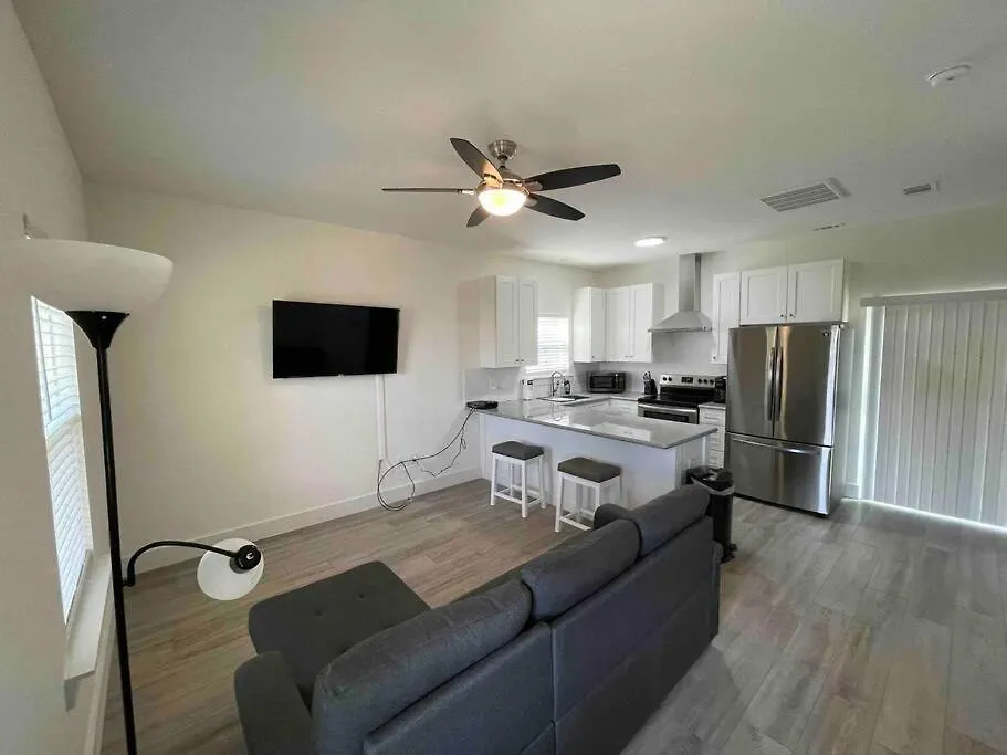 Charming 1 Bedroom Cottage Close To Dtown Nas Bchs Pensacola Holiday home