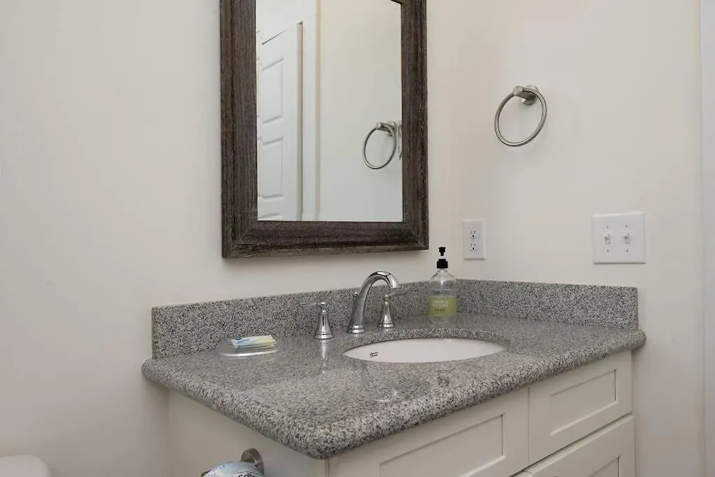 Charming 1 Bedroom Cottage Close To Dtown Nas Bchs Pensacola 0*,