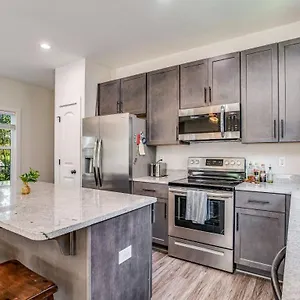 Flow Bungalow-mins To Downtown-dining-base Holiday home